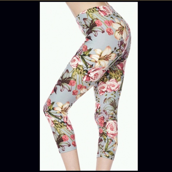 Buttery Soft Floral Capri Leggings - Picture 2 of 4